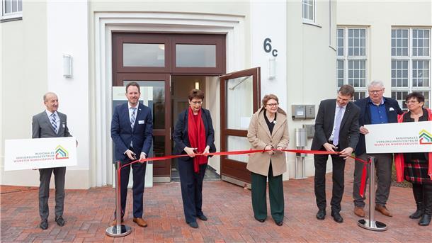 Feierliche Eröffnung für das Regionale Versorgungszentrum in Nordholz: Geschäftsführer Dr. Andreas Rühle (von links), Bürgermeister Marcus Itjen, die Ministerinnen Birgit Honé und Daniela Behrens, Landrat Kai-Uwe Bielefeld sowie die beiden Hauseigentümer Rita und Ronald Wilksen.