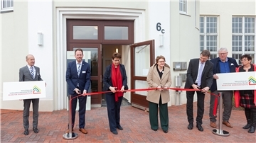 Feierliche Eröffnung für das Regionale Versorgungszentrum in Nordholz: Geschäftsführer Dr. Andreas Rühle (von links), Bürgermeister Marcus Itjen, die Ministerinnen Birgit Honé und Daniela Behrens, Landrat Kai-Uwe Bielefeld sowie die beiden Hauseigentümer Rita und Ronald Wilksen.