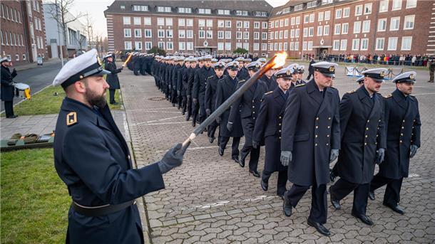 Die Vereidigung von 111 Soldatinnen und Soldaten an der Marineoperationsschule Bremerhaven.