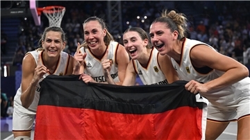 Feiern mit der Fahne: Die 3x3-Basketballerinnen.