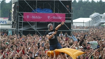 Feiernde Fans vor der Bühne. Bilder wie dieses wird es dieses Jahr nicht geben. Das Hurricane Festival fällt wegen der Coronakrise aus.