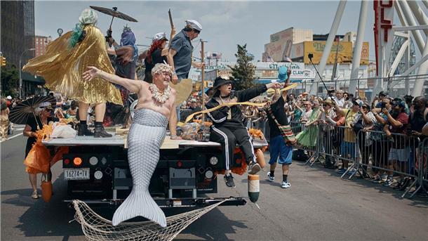 Tausende Menschen feiern Meerjungfrauen-Parade in New York Feiernde grüßen von einem Festwagen.