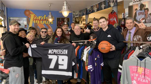 Feierstimmung in Wallys Nike Corner: Seit 40 Jahren können Kunden hier US-Sportbekleidung kaufen. . Foto: Ralf Masorat