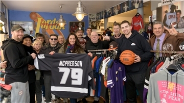 Feierstimmung in Wallys Nike Corner: Seit 40 Jahren können Kunden hier US-Sportbekleidung kaufen. . Foto: Ralf Masorat
