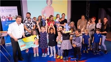Feierstunde in Hannover: Niedersachsens Sozialminister Andreas Philippi (SPD) überreicht den Kindern und Erzieherinnen der Kindertagesstätte „Deichbutjer“ aus Wersabe einen Scheck über über 3000 Euro. 