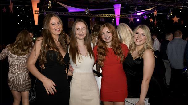 So feierten die 4000 Gäste beim Weihnachtszauber Feierten zusammen: Julia, Nicole, Anna und Elena