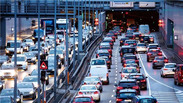 Feinstaub entsteht etwa durch den Betrieb von Autos, Heizungen in Wohnhäusern oder der Industrie, aber auch in der Landwirtschaft.