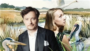 Bariton Georg Nigl und Pianistin Olga Pashchenko vor einer grafisch gestalteten Naturkulisse mit Reiher, Pelikan und Schwan.