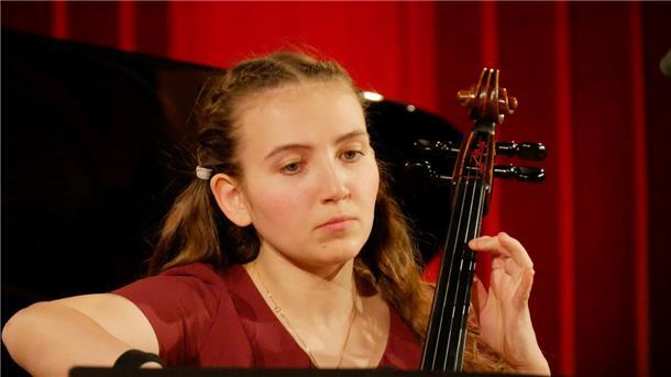 Felicitas Froebe aus Bremerhaven ist mehrfache Preisträgerin bei Jugend musiziert, steckt im Mai 2023 im Abitur und tritt zugleich mit Cellokonzerten auf. 