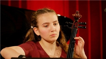 Felicitas Froebe aus Bremerhaven ist mehrfache Preisträgerin bei Jugend musiziert, steckt im Mai 2023 im Abitur und tritt zugleich mit Cellokonzerten auf. 
