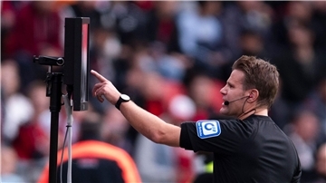 Felix Brych äußert sich zu den Durchsagen der Schiedsrichter im Stadion.