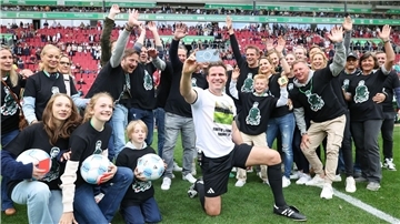 Felix Brych (m) erlebte einen emotionalen Abschied aus der Fußball-Bundesliga.
