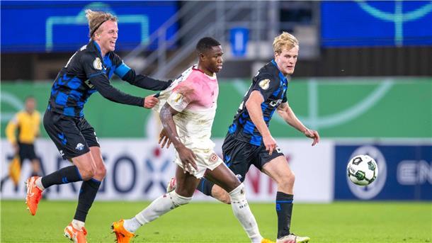Nach Rückstand: Leverkusen rettet sich in Pokal-Achtelfinale Felix Götze (l) sah für diese Aktion die Rote Karte.