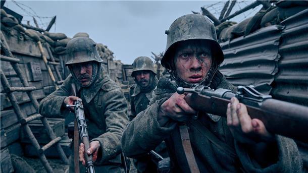 Deutsche Netflix-Produktionen in globalen Top 10 Felix Kammerer (r) als Paul Bäumer, Albrecht Schuch (l) als Stanislaus Katczinsky und Edin Hasanovic als Tjaden Stackfleet in einer Szene aus „Im Westen nichts Neues“.