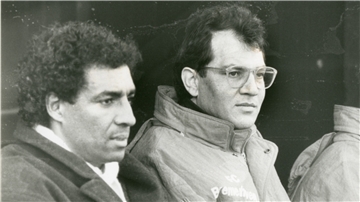 Ein schwarz-weiß-Foto zeigt den jungen Felix Magath.