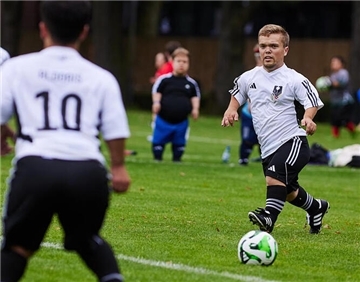 Felix Petersen, hier bei einem Spiel der deutschen Nationalmannschaft, hat nach einer erfolgreichen Saison mit der U17 des VfL Osnabrück den dritten Platz in der Nachwuchsliga belegt.