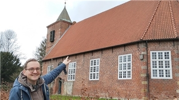 Felix Rodenjohann hat sich auch die Eignung des Daches der Seefelder Kirche für die Installation einer Photovoltaikanlage angesehen.