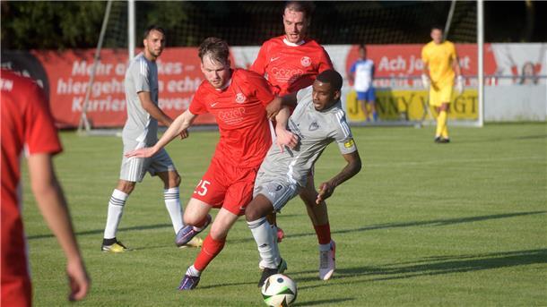 Das Derby lockt eine Rekordkulisse in den Speckenbütteler Park Felix Spitt (links) vom OSC im Zweikampf mit Augusto Jesus Correia Nguema. Der LTS-Spieler Nguema traf ins eigene Tor und erzielte den Anschlusstreffer für den Aufsteiger.