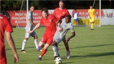 Felix Spitt (links) vom OSC im Zweikampf mit Augusto Jesus Correia Nguema. Der LTS-Spieler Nguema traf ins eigene Tor und erzielte den Anschlusstreffer für den Aufsteiger. 