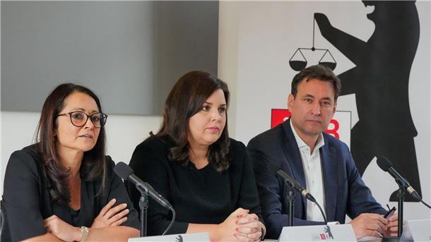 Felor Badenberg (l-r, parteilos), Berliner Senatorin für Justiz und Verbraucherschutz, spricht nach der Konferenz der Justizminister und -senatoren der Bundesländer während einer Pressekonferenz. Neben ihr sitzen Anna Gallina (Bündnis 90/Die Grünen), Hamburgs Senatorin für Justiz und Verbraucherschutz, und Georg Eisenreich (CSU), Staatsminister der Justiz in Bayern.