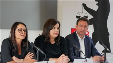Felor Badenberg (l-r, parteilos), Berliner Senatorin für Justiz und Verbraucherschutz, spricht nach der Konferenz der Justizminister und -senatoren der Bundesländer während einer Pressekonferenz. Neben ihr sitzen Anna Gallina (Bündnis 90/Die Grünen), Hamburgs Senatorin für Justiz und Verbraucherschutz, und Georg Eisenreich (CSU), Staatsminister der Justiz in Bayern.