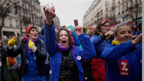 Frankreichs Senat stimmt für höheres Renteneintrittsalter Feministische Aktivistinnen sehen die Rentenreform als ungerecht gegenüber Frauen an, vor allem weil sie die Ungleichheiten zwischen den Geschlechtern weiter vertiefen würde.