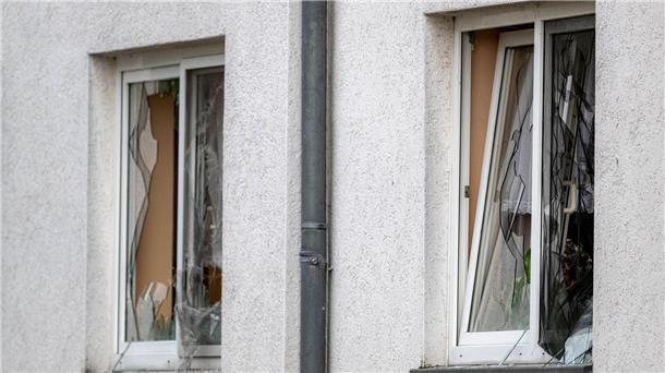 Fensterscheiben des Alten- und Pflegeheims sind zerbrochen.