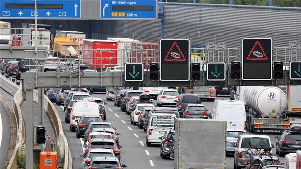 Ferienverkehr sorgt für volle Straßen im Norden. (Archivbild)