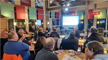 Fernfahrerstammtisch im Austausch über die Probleme der Fernfahrerinnen und Fernfahrer.