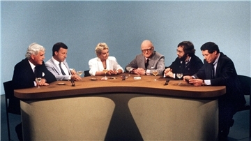 Fernseh-Moderator Werner Höfer (3.v.r.) im August 1987 mit seinen Gästen, darunter die ehemaligen Regierungssprecher Klaus Bölling (r) und Peter Boenisch (l).