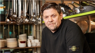 Fernsehkoch Tim Mälzer sitzt in der Küche eines seiner Restaurants und ist dort weitestgehend zum Nichtstun verurteilt. Auf Normalität für die Gastronomie, so Mälzer, werden wir wohl noch länger warten müssen.