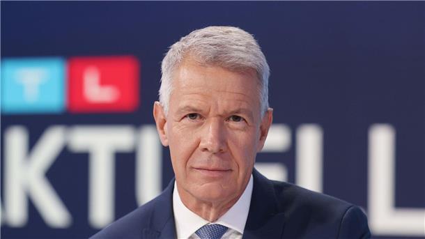 Fernsehmoderator Peter Kloeppel wirft einen kritischen Blick auf die Deutsche Bahn.