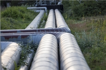 Fernwärme-Rohre verlaufen durch Grünflächen. Fernwärme für die Zukunft: Auch in den Gemeinden Loxstedt, Beverstedt, Hagen und Schiffdorf soll eine klimafreundliche Wärmeversorgung über Leitungsnetze möglich werden.