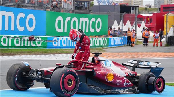 Bilder des Tages Ferrari-Pilot Charles Leclerc aus Monaco steigt nach einem Unfall während des Großen Preises der Niederlande in Zandvoort aus seinem Rennwagen.