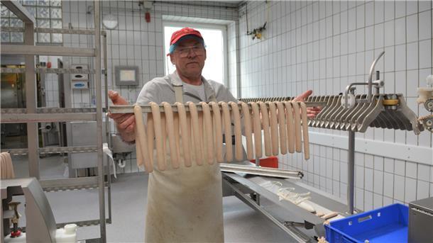 Fertig zum Brühen: Wolfgang Tiegel zeigt die abgefüllten Würstchen.