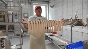 Fertig zum Brühen: Wolfgang Tiegel zeigt die abgefüllten Würstchen.