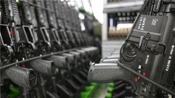 Fertige Sturmgewehre stehen aufgereiht in der Produktionshalle des Waffenherstellers Heckler & Koch in Oberndorf.
