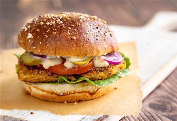 Fester Tofu lässt sich zerbröseln und zu Bratlingen verarbeiten. Wichtig: Nicht an Gewürzen sparen! 