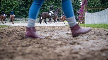 Festes Schuhwerk ist beim Reiten immer sinnvoll - erst recht, wenn es so regnerisch ist.