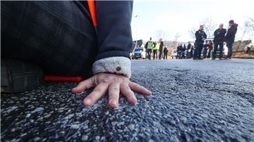 Festgeklebt auf der Straße: „Auch robuste Blockadeaktionen fallen unter das Versammlungsrecht.“