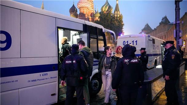 Festgenommene Demonstranten am Roten Platz in Moskau.