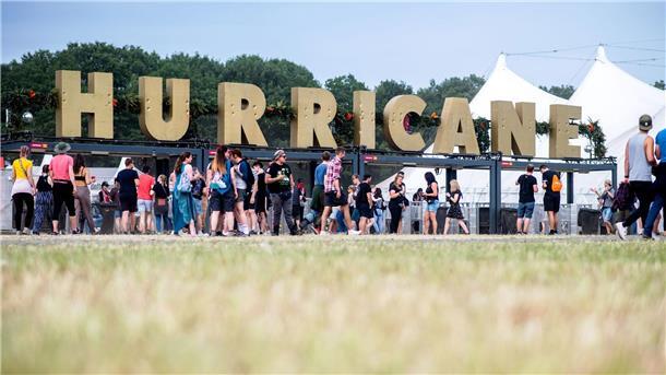 „Hurricane“: Hilfsorganisation nimmt Schlafsäcke entgegen Festivalbesucher gehen 2022 am Haupteingang des Hurricane Festivals entlang.
