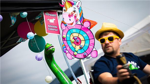 Erst Sonne, dann plötzlich Starkregen und Matsch: Der Hurricane-Freitag in Bildern Festivalbesucher haben ihr Zelt auf dem Zeltplatz des Hurricane Festivals in Einhorn-Optik dekoriert.