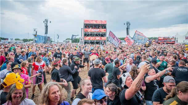 Deichbrand 2023: Magische Momente auf und vor den BÜHNEN (Fotos) Festivalbesucher stimmen in den Punkrock der Band Rogers vor der Firestage ein.