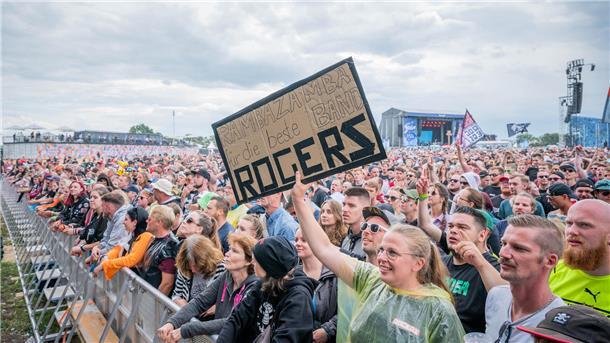 Deichbrand 2023: Magische Momente auf und vor den BÜHNEN (Fotos) Festivalbesucher stimmen in den Punkrock der Band Rogers vor der Firestage ein.