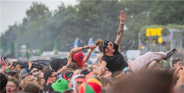 Deichbrand 2023: Magische Momente auf und vor den BÜHNEN (Fotos) Festivalbesucher stimmen in den Punkrock der Band Rogers vor der Firestage ein.