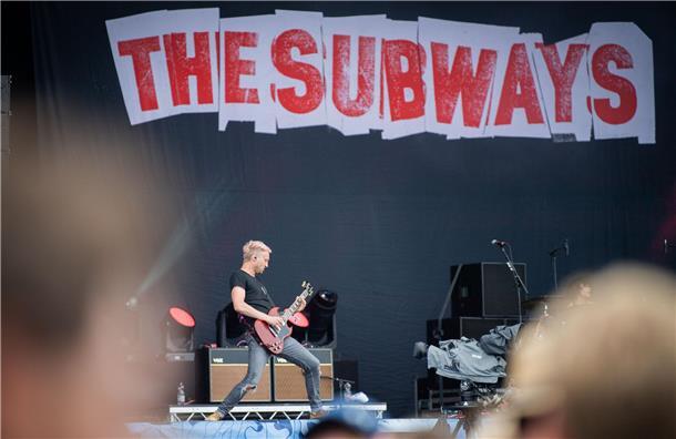 Deichbrand 2023: Magische Momente auf und vor den BÜHNEN (Fotos) Festivalgäste feiern zur Punk-Rock-Musik von der Band The Subways.