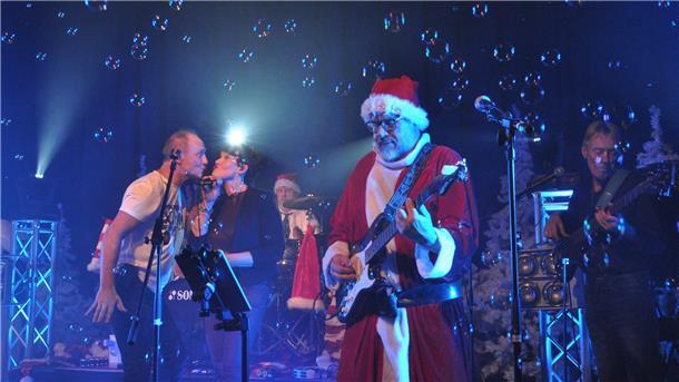 Fete Eilers (vorne) an der Gitarre, Dave Kramer (rechts) am Bass, die beiden Sänger Tommy Maréchal und Natascha Schulz, Raphael Funk am Schlagzeug und Sven Kretschmer (nicht auf dem Bild) an den Keyboards. Das ist Prime Time.