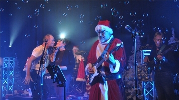 Fete Eilers (vorne) an der Gitarre, Dave Kramer (rechts) am Bass, die beiden Sänger Tommy Maréchal und Natascha Schulz, Raphael Funk am Schlagzeug und Sven Kretschmer (nicht auf dem Bild) an den Keyboards. Das ist Prime Time.
