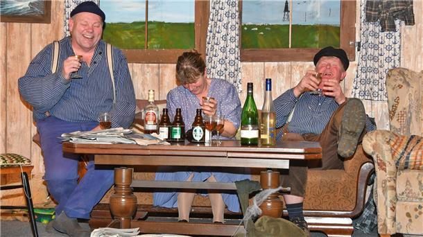 Feucht-fröhlich geht es in dem plattdeutschen Dreiakter zu, der im Alten Pastorenhaus in Misselwarden aufgeführt wurde. 